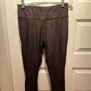 La vie en rose leggings in subtle black camo
